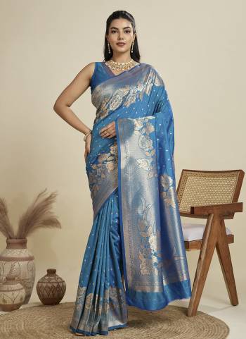 Looking These Festive Wear Saree in Fine Colored.These Saree And Blouse is Fabricated On Kanjivaram Silk.Its Beautified With Wevon Rich Pallu Jari Designer.