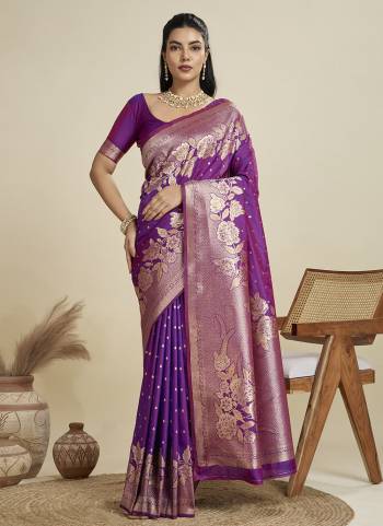 Looking These Festive Wear Saree in Fine Colored.These Saree And Blouse is Fabricated On Kanjivaram Silk.Its Beautified With Wevon Rich Pallu Jari Designer.