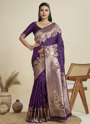Looking These Festive Wear Saree in Fine Colored.These Saree And Blouse is Fabricated On Kanjivaram Silk.Its Beautified With Wevon Rich Pallu Jari Designer.