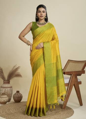 Garb These Festive Wear Saree in Fine Colored.These Saree And Blouse is Fabricated On Khadi Raw Silk.Its Beautified With Wevon Pallu Border Gala Designer.