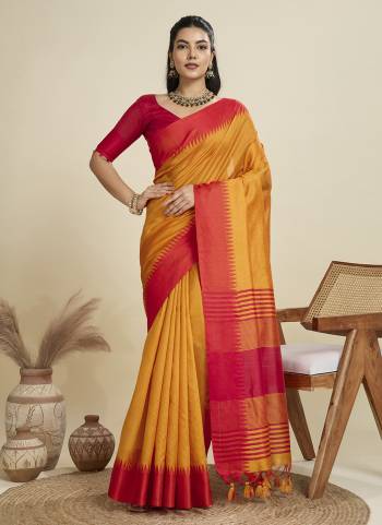 Garb These Festive Wear Saree in Fine Colored.These Saree And Blouse is Fabricated On Khadi Raw Silk.Its Beautified With Wevon Pallu Border Gala Designer.