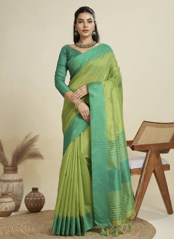 Garb These Festive Wear Saree in Fine Colored.These Saree And Blouse is Fabricated On Khadi Raw Silk.Its Beautified With Wevon Pallu Border Gala Designer.