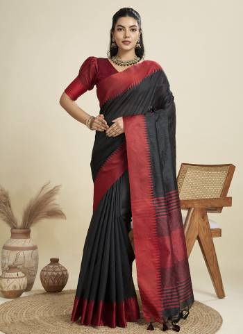 Garb These Festive Wear Saree in Fine Colored.These Saree And Blouse is Fabricated On Khadi Raw Silk.Its Beautified With Wevon Pallu Border Gala Designer.