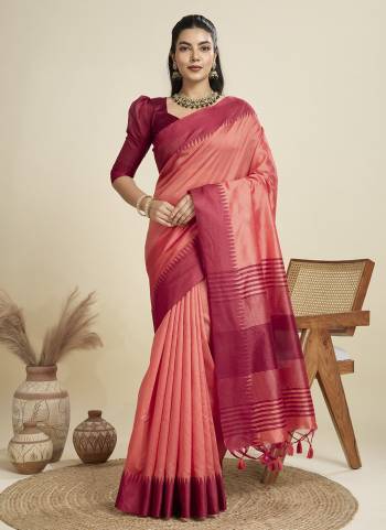 Garb These Festive Wear Saree in Fine Colored.These Saree And Blouse is Fabricated On Khadi Raw Silk.Its Beautified With Wevon Pallu Border Gala Designer.