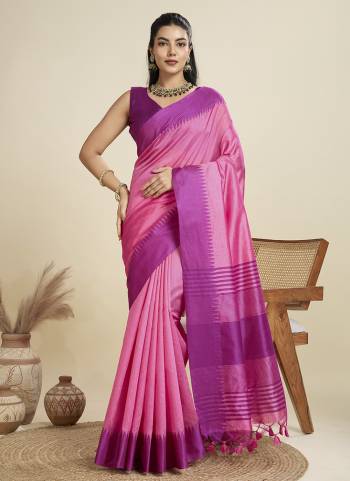 Garb These Festive Wear Saree in Fine Colored.These Saree And Blouse is Fabricated On Khadi Raw Silk.Its Beautified With Wevon Pallu Border Gala Designer.