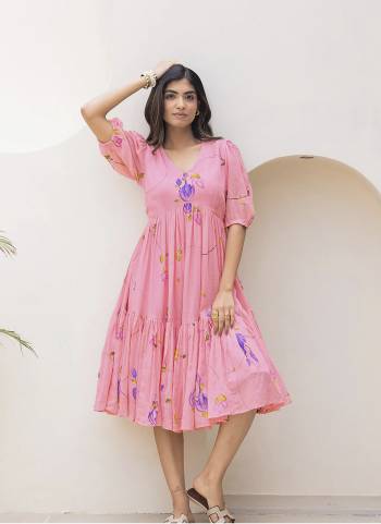 Attrective Looking These Beautiful Readymade Long Kurti.These Kurti Are Kota Checks Fabricated.Its Beautified With Designer Digital Printed.