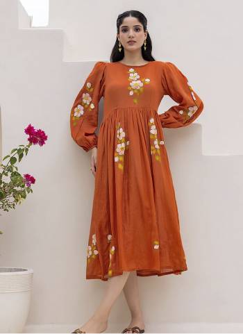 Attrective Looking These Beautiful Readymade Long Kurti.These Kurti Are Kota Checks Fabricated.Its Beautified With Designer Digital Printed.