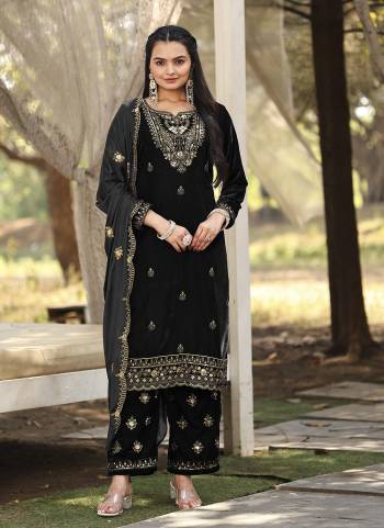 Attrective Looking These Party Wear Suit in Fine Colored Pair With Bottom And Dupatta.These Top Are Velvet And Dupatta Are Fabricated On Chiffon Pair With Velvet Bottom.Its Beautified With Designer Heavy Sequance Embroidery Work.