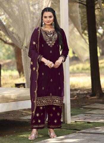Attrective Looking These Party Wear Suit in Fine Colored Pair With Bottom And Dupatta.These Top Are Velvet And Dupatta Are Fabricated On Chiffon Pair With Velvet Bottom.Its Beautified With Designer Heavy Sequance Embroidery Work.