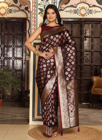 Garb These Fastive And Party Wear Saree in Fine Colored.These Saree And Blouse is Fabricated On Silk Blend.Its Beautified With Weaving Jari Designer.