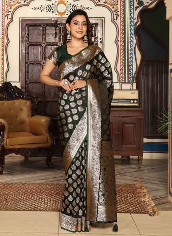 Garb These Fastive And Party Wear Saree in Fine Colored.These Saree And Blouse is Fabricated On Silk Blend.Its Beautified With Weaving Jari Designer.