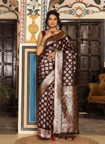 Garb These Fastive And Party Wear Saree in Fine Colored.These Saree And Blouse is Fabricated On Silk Blend.Its Beautified With Weaving Jari Designer.