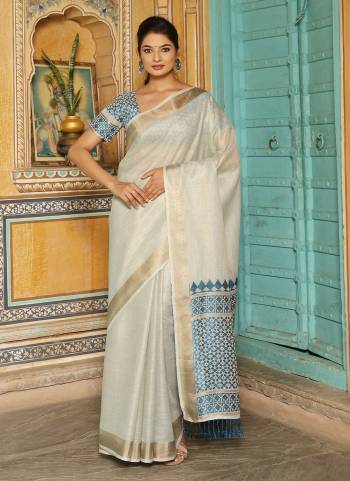 Attractive These Fastive And Party Wear Saree in Fine Colored.These Saree And Blouse is Fabricated On Linen.Its Beautified With Weaving Pallu,Border,Blouse Gala Designer.