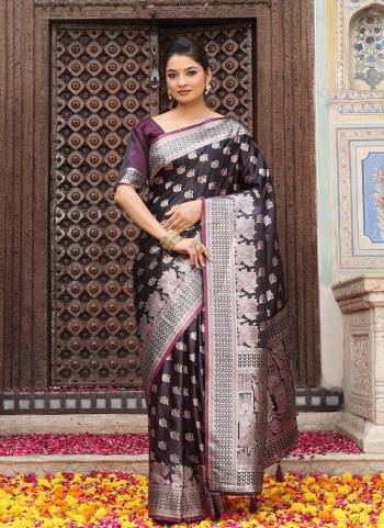 Garb These Fastive And Party Wear Saree in Fine Colored.These Saree And Blouse is Fabricated On Silk.Its Beautified With Weaving Jari Designer.