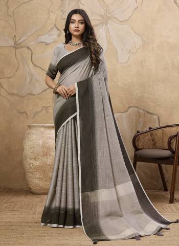 Attractive These Fastive And Party Wear Saree in Fine Colored.These Saree And Blouse is Fabricated On Linen.Its Beautified With Woven Designer.