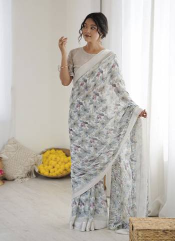 Garb These Party Wear Saree in Fine Colored.These Saree Are Georgette And Blouse is Fabricated On Georgette Pair.Its Beautified With Plain Saree With Woven Border Designer Printed Saree.