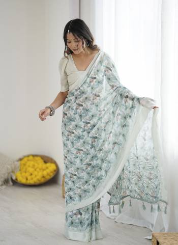 Garb These Party Wear Saree in Fine Colored.These Saree Are Georgette And Blouse is Fabricated On Georgette Pair.Its Beautified With Plain Saree With Woven Border Designer Printed Saree.