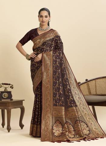 Attractive This Party Wear Saree Paired With Blouse.This Saree And Blouse Are soft Silk Fabric With Heavy Woven Jari Designer. Buy This Pretty Saree Now.