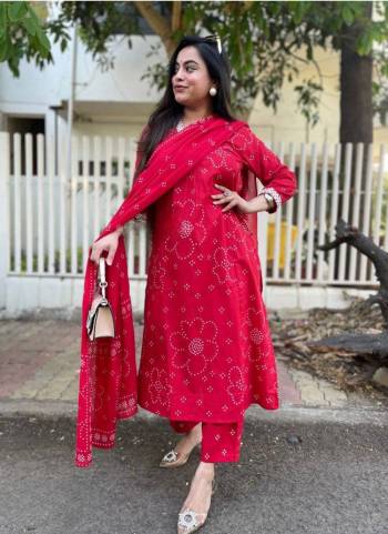 Looking These Suit in Fine Colored Pair With Bottom And Dupatta.These Top And Bottom Are Fabricated On Rayon Pair With Chanderi Dupatta.Its Beautified With Designer Printed.