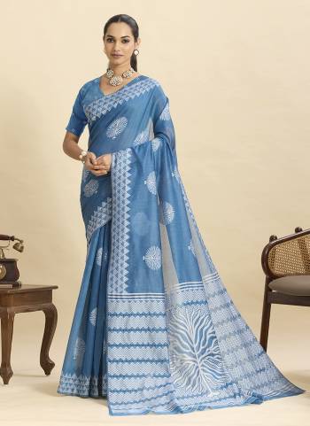 Garb This Party Wear Saree Paired With Blouse.This Saree And Blouse Are soft Silk Fabric With Woven Designer. Buy This Pretty Saree Now.