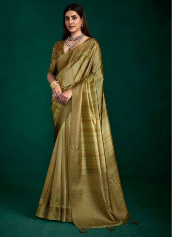 Garb These Party Wear Saree in Fine Colored.These Saree Are Tussar Silk And Blouse is Fabricated On Tussar Silk Pair.Its Beautified With Jandani Digital Printed With Designer Woven Lace Border And Pallu.