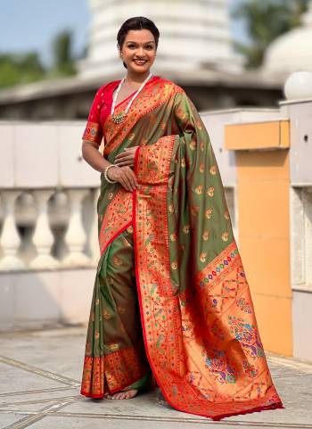 Garb These Party Wear Saree in Fine Colored.These Saree Are Paithani Silk And Blouse is Fabricated On Paithani Silk.Its Beautified With Weaving Jacquard Meenakari Designer.