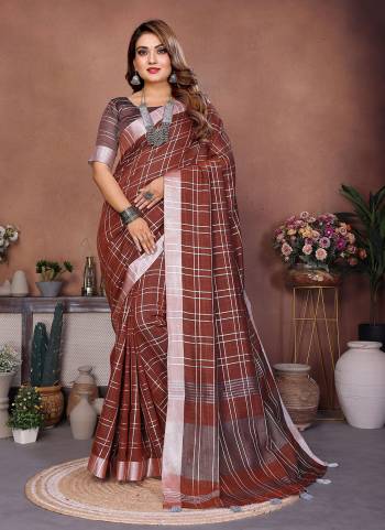 Garb These Party Wear Saree in Fine Colored.These Saree And Blouse is Fabricated On Linen Cotton.Its Beautified With Woven Checks Designer.