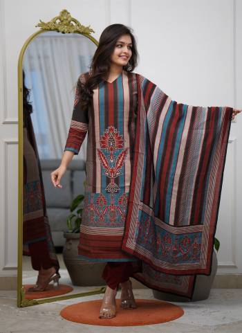 Garb These Suit in Fine Colored Pair With Bottom And Dupatta.These Top And Bottom Are Fabricated On Rayon Pair With Mul Cotton Dupatta.Its Beautified With Designer Printed.