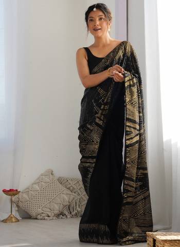 Attrective These Party Wear Fancy Saree in Fine Colored.These Saree Are Georgette And Blouse is Art Silk Fabricated.Its Beautified With Heavy Designer Sequance Embroidery Work.