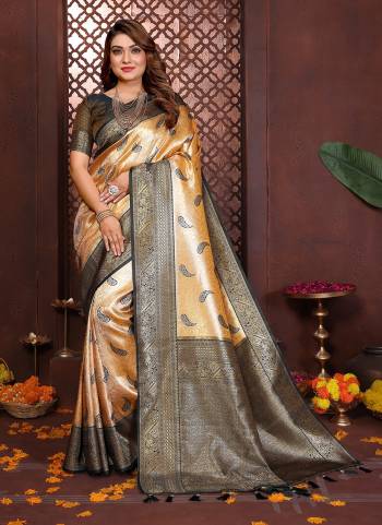 Garb These Festivel,Party Wear Saree in Fine Colored.These Saree And Blouse is Fabricated On Banarasi Tissue Silk.Its Beautified With Woven Paithani Pallu Designer.