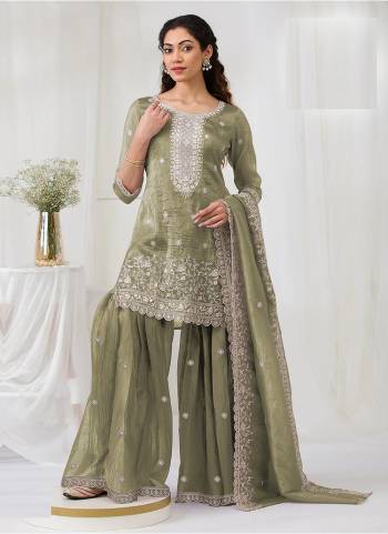 Attactive These Designer Plazzo Suit in Fine Colored Pair With Bottom And Dupatta.These Top Are Gold Crush And Dupatta Are Fabricated On Gold Crush Pair With Gold Crush Bottom.Its Beautified With Santoon Inner.Its Beautified With Heavy Designer Embroidery Work.