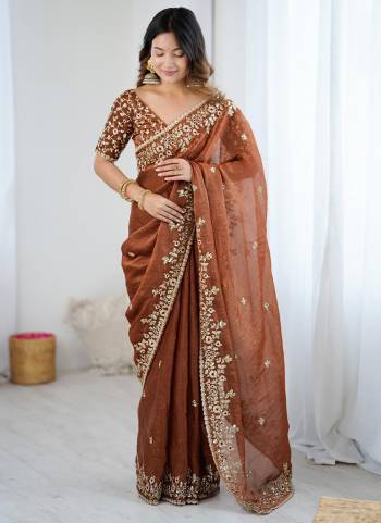 Looking These Party Wear Saree in Fine Colored.These Saree Are Fendy Chiffon And Blouse is Fabricated On Fendy Chiffon.Its Beautified With Fancy Designer Embroidery Work.