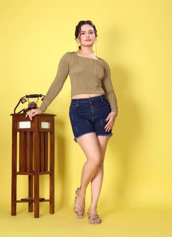 Looking These Beautiful Looking Readymade Tank Top.These Top is Fabricated On Knited.Its Beautified With Woven Designer.