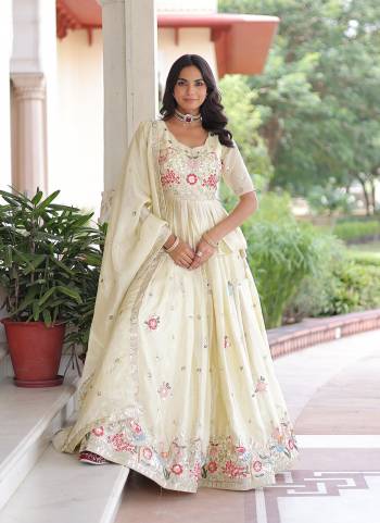 Looking These Party Wear Lehenga Choli in Fine Colored. These Lehenga And Blouse Are Gold Crush And Dupatta Are Fabricated On Gold Crush Fabriced. It is Beautified With Designer Sequance,Multy Thread Embroidery Work.