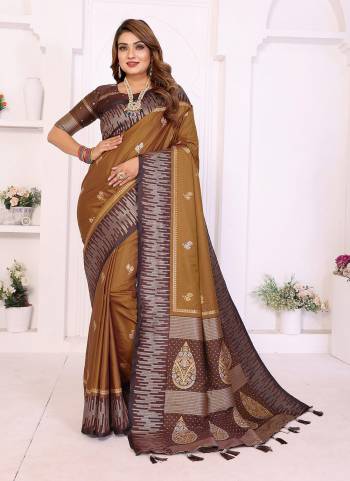 Garb These Festive And Party Wear Saree in Fine Colored.These Saree And Blouse is Fabricated On South Soft Silk.Its Beautified With Woven Rich Pallu,Jari Designer.