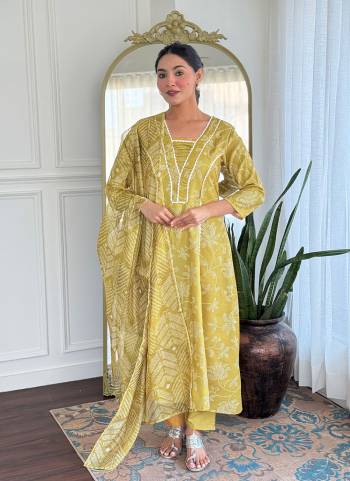 Garb These Suit in Fine Colored Pair With Bottom And Dupatta.These Top Are Rayon And Bottom Are Fabricated On Rayon Pair With Tabby Dupatta.Its Beautified With Printed Designer With Embroidery Work.