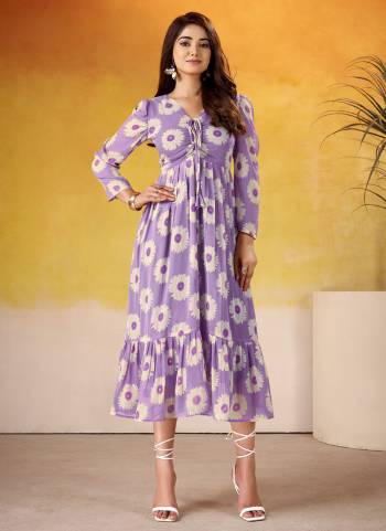 Attractive These Beautiful Looking Readymade Long Kurti.These Kurti Fabricated On Weightless Marbal.Its Beautified With Designer Floral Printed.