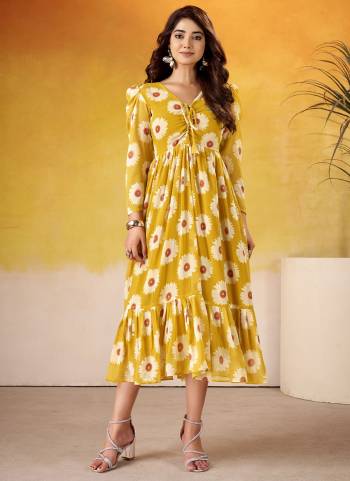 Attractive These Beautiful Looking Readymade Long Kurti.These Kurti Fabricated On Weightless Marbal.Its Beautified With Designer Floral Printed.