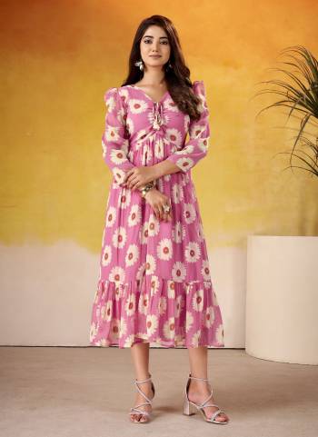 Attractive These Beautiful Looking Readymade Long Kurti.These Kurti Fabricated On Weightless Marbal.Its Beautified With Designer Floral Printed.