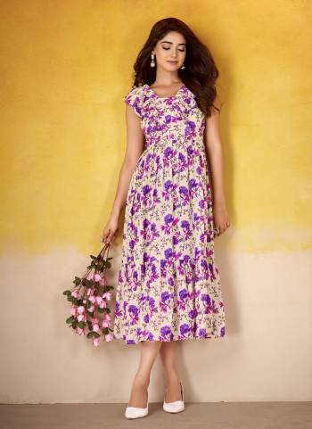 Attractive These Beautiful Looking Readymade Long Kurti.These Kurti Fabricated On Maslin Silk.Its Beautified With Designer Floral Printed.