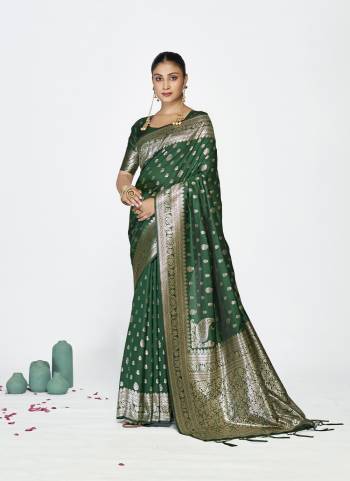 Attractive These Party Wear Saree in Fine Colored.These Saree And Blouse is Fabricated On Banarasi Silk.Its Beautified With Weaving Jari Butti Designer.