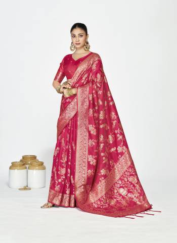 Attractive These Party Wear Saree in Fine Colored.These Saree And Blouse is Fabricated On Banarasi Silk.Its Beautified With Weaving Jari Designer.