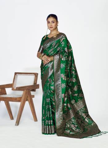 Attractive These Party Wear Saree in Fine Colored.These Saree And Blouse is Fabricated On Banarasi Silk.Its Beautified With Weaving Jari Designer.