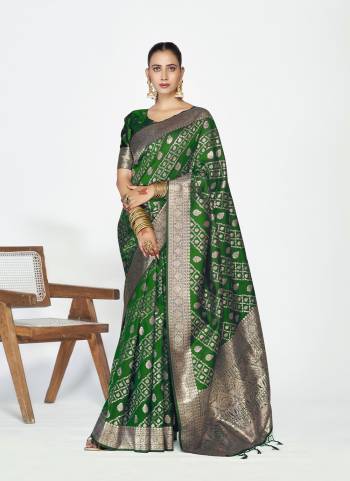Attractive These Party Wear Saree in Fine Colored.These Saree And Blouse is Fabricated On Banarasi Silk.Its Beautified With Weaving Jari Designer.