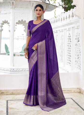 Garb These Festive And Party Wear Saree in Fine Colored.These Saree And Blouse is Fabricated On Chinon.Its Beautified With Weaving Jari Designer.