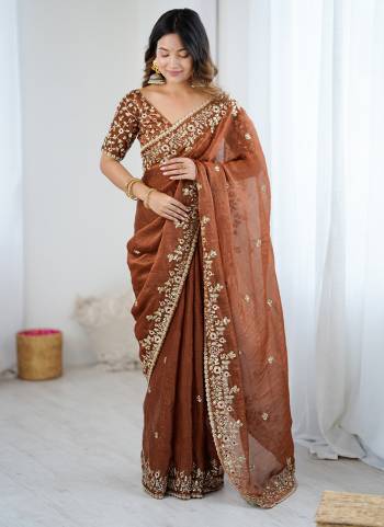 Looking These Party Wear Saree in Fine Two Tone Colored.These Saree Are Fendy Chiffon And Blouse is Fendy Chiffon Fabricated.Its Beautified With Two Tone Color With Designer Sequance Embroidery Work.