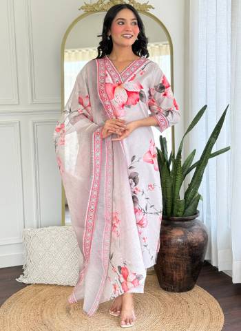 Garb These Suit in Fine Colored Pair With Bottom And Dupatta.These Top Are Rayon And Bottom Are Fabricated On Rayon Pair With Lilen Dupatta.Its Beautified With Designer Printed.