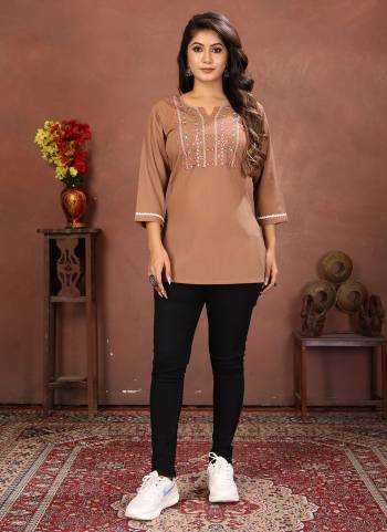Grab These Beautiful Looking Readymade Short Kurti.These Kurti is Fabricated On Rinkal Cotton.Its Beautified With Designer Embroidery Work.