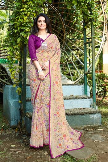 Grab This Pretty Elegant Looking Designer Saree In Chiffon Print With Contrasting With Blouse & Lace Border. This Saree And Blouse Are Chiffon Based Beautified With Stylelist Print. Buy Now. 