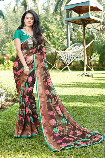 Grab This Pretty Elegant Looking Designer Saree In Chiffon Print With Contrasting With Blouse & Lace Border. This Saree And Blouse Are Chiffon Based Beautified With Stylelist Print. Buy Now. 